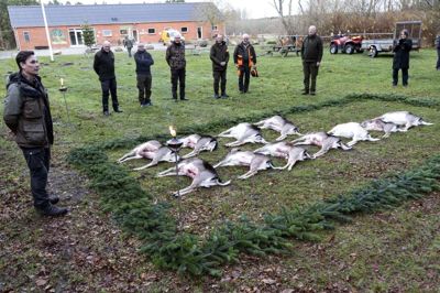 Afdelingsleder Dan Overgaard (t.v.) fra Herning Kommune takkede jægerne for deres indsats til den traditionelle vildtparade efter reguleringsjagten i Løvbakkerne. Foto: Tom Laursen