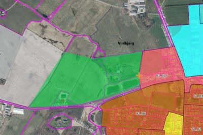 Kommune vil udlægge et nyt erhvervsområde (grønt) mellem et eksisterende erhvervsområde (rødt) og en kommende solcellepark (grå) vest for Vildbjerg. Kort: Herning Kommune