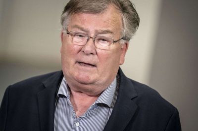 Claus Hjort Frederiksen (V) udtaler sig på Christiansborg 12. maj 2022. Den tidligere forsvarsminister stilles nu for retten for at have overtrådt straffeloven ved at videregive fortrolige oplysninger. Det oplyste anklagemyndigheden tirsdag. Foto: Mads Claus Rasmussen/Ritzau Scanpix