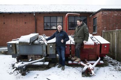Behovet er så stort, at de tre feltkøkkener allerede bliver kørt til Ukraine på mandag, fortæller Mads Lauridsen (t.v.) fra nødhjælpsorganisationen Kolo Nordic, som her besigtiger dem sammen med Jannick Venø Hussak fra Ikast. Foto: Malene Tswai