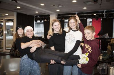 Teen Spirit fra Herning optrådte med bandets egen julesang. Teen Spirit består af - set fra venstre - Elisabeth Høgh-Dalgaard (keyboard), Aya Bruun-Jeppesen (trommer), Emilie Faaborg (sang), Mia Bach (sang) og Birk Kjærsgaard Jensen (guitar). Foto: Malene Tswai