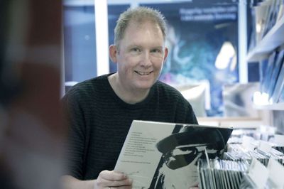 Thomas Damm - 50 år i morgen - med Neil Youngs seneste lp i hænderne. Pladen kan findes på hylden i den lokale pladebutik phono.dk. Foto: Henrik Ole Jensen