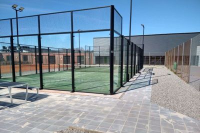 Flere byer og forstæder er hoppet med på padel-bølgen. Her er det anlægget i Lind, som er udendørs. Det samme bliver det i Kibæk. Foto: Privatfoto