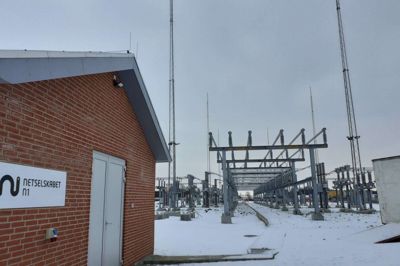 Netselskabet N1 står for transporten af strøm i det midtjyske. Netselskabet forventer i år at skulle imvestere 1,3 milliarder kroner i udbygningen af elnettet til selskabets 800.000 kunder. Senest har selskabet bygget en ny transformatorstation ved Mørupvej vest for Herning. Foto: Jesper Wind