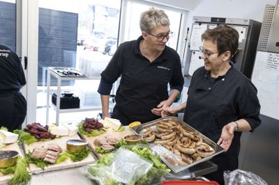 Til jul serverer Café Møltrup i Vildbjerg »juletapas« med sylte, juleleverpostej og hjemmelavet medister fra Gårdbutikken Møltrup. Foto: Tom Laursen