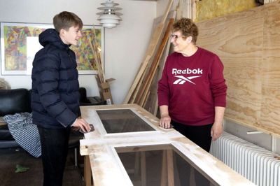 Dorthe Ahle, der bor lige over for skolen i Kibæk, fik hjælp af Albert Andersen (på billedet) og hans klassekammerat Mathias Iversen til at fjerne tapet og vaske byggestøv af på reoler og køkkenting. Hun er i gang med at bygge om i sin stue, som skal blive til et køkken-alrum. Foto: Tom Laursen
