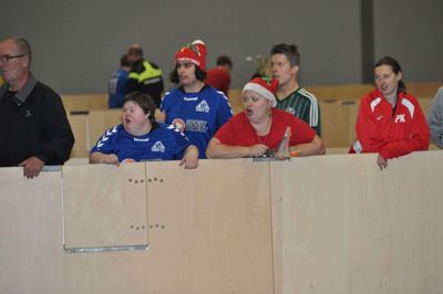 Der blev spillet seriøst, hygget og jublet, da Hammerum IF Specialfodbold holdt indendørsstævnet »Julebold på heden« for nylig. Foto: Privatfoto