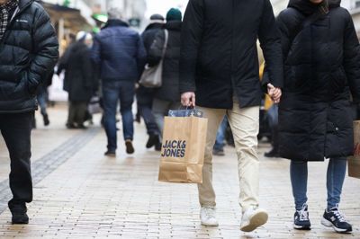 Der bliver måske mere tale om praktiske gaver end regulær forkælelse og overflod, men julehandlen udebliver ikke, mener Claus Brændstrup. Foto: Martin Ballund