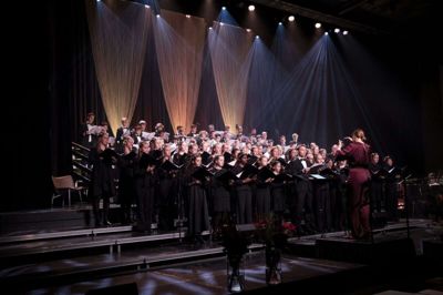 Herning Kirkes Drengekor og MidtVest Pigekor optrådte skiftevis og også sammen under lørdagens koncert. Her er sangerne dirigeret af pigekorets dirigent Frieda Funk. Foto: Malene Tswai