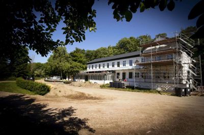Ny Hattenæs ved Silkeborg har været gennem en omfattende renovering, men nu er restaurant-delen åben for gæster. Hotellet følger med lige efter nytår. Foto: Jakob Stigsen Andersen