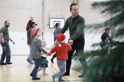 Det skal gerne være afslappet og mangfoldigt, når gymnastikforeningen inviterer til fest. Til festen var der da også besøg af både forældre og bedsteforældre. Foto: Henrik Ole Jensen