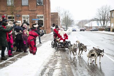 Julemanden skulle en tur hjem til Grønland, og lørdag fik Aulums borgere sendt ham af sted på hundeslæden - der i normalt dansk vintervejr klarer sig bedre med hjul end med meder. Foto: Malene Tswai