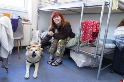 Polina Torgun har sin hund, Tihon, med til Danmark, og de har fået deres eget værelse, mens hunden er i karantæne. Flygtningene må gerne have kæledyr med på centeret, men det kan godt være en udfordring, at personalet først finder ud af det, når der står en familie i receptionen. Foto: Tom Laursen