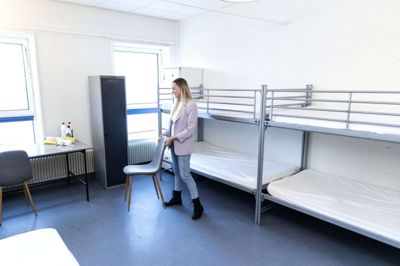 Mette Bülow Andersen viser rundt på en typisk stue på asylcenteret. Her er fem pladser samt et højskab til hver beboer. Foto: Tom Laursen