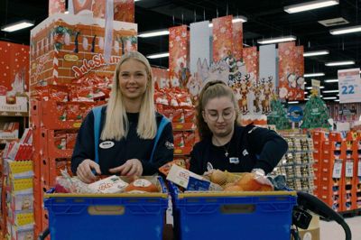 Bilkas ansatte indsamler de varer, som udløber i julens lukkedage - de bliver doneret til Blå Kors Varmestue. Foto: PR-foto