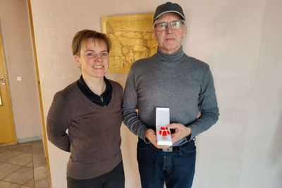 Direktør Christina Christensen, der er tredje generation i entreprenørfirmaet Anton Christensen, kunne overrække Den Kongelige Belønningsmedalje til Orla Kviesgaard. Foto: Privatfoto