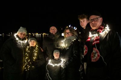 I 2022 mødte familier, venner og foreninger op til lysfest ved Fuglsang Sø. Blandt andet denne familie, der havde smykket sig med masser af lyskæder. På lørdag, 21. december, går det løs igen.