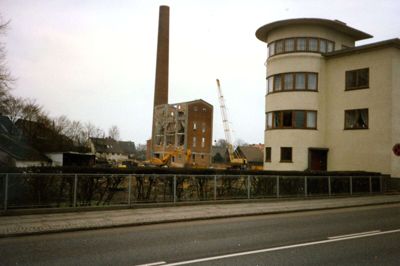 Engang var Martensens Fabrik et markant indslag i bybilledet, hvilket man bliver mindet om med et af bogens fotos.
Foto: Fra bogen »Syv noter«