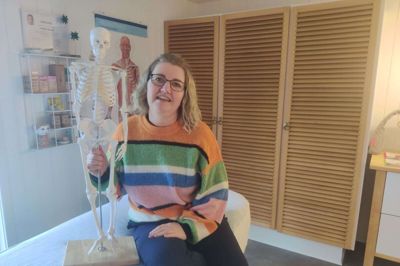 Dorthe Hansen i klinikken »Mere dig« - i selskab med skelettet Pelle, som hun ofte bruger, når hun skal fortælle sine klienter om, hvordan kroppen er opbygget. Foto: Mette Christensen