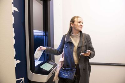 Mathilde Gårdhus har fået udleveret sin pakke - hun er godt tilfreds med det nye pakketårn. Foto: Malene Tswai