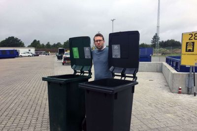 Niels Dalmose fra Genbrug og Affald i Ikast-Brande viser de to typer affaldsspande, der findes i kommunen: en med todelt rum til grønt og gråt affald og en kun til gråt affald. Foto: Laila Kempel