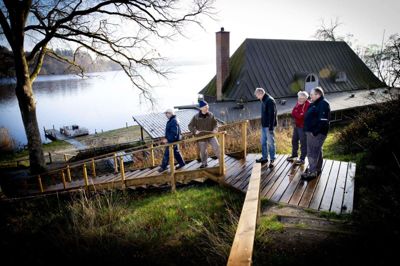 Gruppen af Møgelø-frivillige har bygget ny trappe, og endnu en af slagsen er på vej.