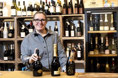 Rikke Holm stammer oprindeligt fra Hammerum, men flyttede for 12 år siden til Rindsholm ved Viborg. Nu har hun åbnet en kombineret cafe, vinbar og købmandsgård i domkirkebyen, hvor gæsterne blandt andet kan nyde et glas vin og få serveret ost og pølse til de lækre sagen. Foto: Tom Laursen