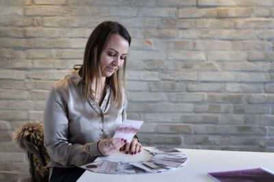 Efter en bilulykke tog Sofiia Sephoura Noorah Sommers liv en helt ny drejning, da hun blev bekendt med numerologi, som handler om at vores navne har betydning for, hvem vi er, og hvis vi ændrer dem kan vi også ændre vores liv ved at blive bevidst om de tematikker og vækstmuligheder, der ligger i navnet. Hun ved godt, at alle ikke tror på det. - Men det er kun spændende, at vi har hver vores opfattelse af meningen og livet, siger hun. Foto: Tom Laursen
