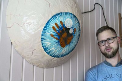 Gennem størstedelen af sit liv har Kent Skovsende følt sig forfulgt og overvåget, hvilket kommer til udtryk i dette værk, han selv har lavet. Paranoia er et almindeligt symptom ved ADHD, som Kent blev diagnosticeret med i en sen alder. Med medicinen forsvandt den ubehagelige følelse, og derfor er hånden i øjets pupil samme farve som Kents ADHD-medicin. Foto: Steen Don