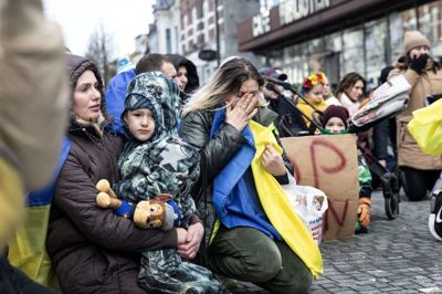 DEMONSTRATION Flere hundrede, de fleste herboende ukrainere, demonstrerede fredag 25. februar i Hernings midtby imod Putin og Ruslands invasion i Ukraine. Utallige blågule ukrainske flag var medbragt, og på bannere var budskaberne tydeligt beskrevet: »Stop krig« - »Hjælp Ukraine«. Der var flere rørende taler. Frygten, desperationen og afmagten stod malet i ansigterne på de fremmødte.