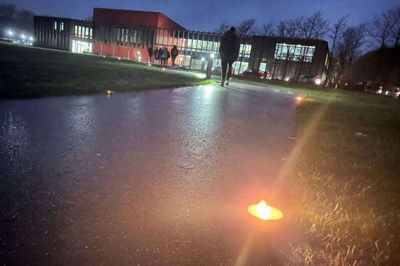Smukt så det ud, da eleverne på Herning Gymnasium vendte tilbage i skole efter juleferien. I anledning af gymnasiets 100-årsjubilæum, var der sat en række haveblus op udenfor. Foto: Martin Hove Thomsen