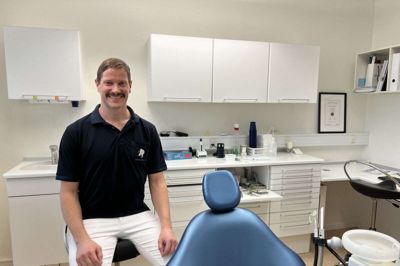 Hedin Nielsen er glad for, at han tog springet ud i tandlægeuddannelsen, som blev vejen til, at han i dag er den stolte medejer af en tandlægeklinik. Foto: Thor Ølgaard Hansen