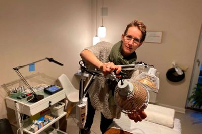 Sanne Marie Andersen er akupunktør og har flyttet klinikken hjem i privaten. Foto: Jan Briks Kjærside