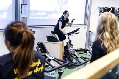 Tovholder og underviser på Cykling+ Trine Gasbjerg Jørgensen instruerer her eleverne på grundforløbet på SOSU-uddannelsen. Foto: Tom Laursen