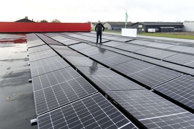 Sunds Møbler har investeret i et solcelleanlæg, som dækker knap 500 kvadratmeter af butikkens tag. Her viser ejer Morten Meier Sørensen det nye anlæg frem. Foto: Tom Laursen