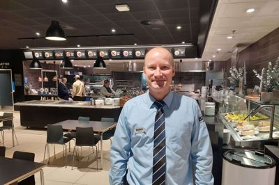 Varehuschef Mark Jeppesen og hans folk i Bilka i Herning vil hele januar dele gratis suppe ud til førtidspensionister og pensionister som en hjælp mod de stigende priser. Foto: Jesper Wind