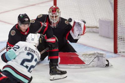 Oliver Bjorkstrand åbnede målfesten for Seattle Kraken i første periode mod Ottawa Senators. Her ses han med et skud på mål i tredje periode af kampen. Foto: Marc Desrosiers/Ritzau Scanpix