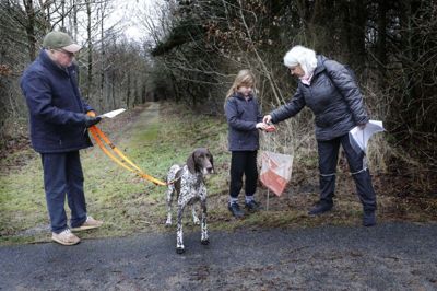 Ole og Susan Meldgaard, barnebarnet Celina og hunden Ronja har fundet den første post. Foto: Henrik Ole Jensen