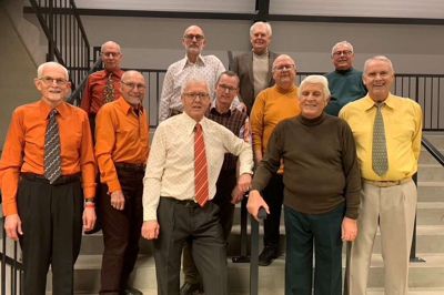 Gymnastikholdet HGF Old Boys blev klædt ud i 1970’er-tøj, inden de blev sendt på scenen under Sport 2022. Foto: Privatfoto