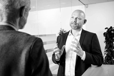 - Når man stifter virksomheder under de vilkår, som vi ser lige nu med høje energipriser, inflation og usikre forsyningskæder, starter man sin iværksætterrejse et stejlt sted på læringskurven, siger Jacob Christensen Flarup, direktør for Danmarks Eksport- og Investeringsfonds aktiviteter i Region Midtjylland. Foto: PR-Foto