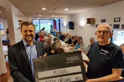 Filialdirektør Thomas Hammelev Larsen (t.v.) fra Nordea i Videbæk overrakte på vegne af Nordea Fonden 10.000 kroner til Aktiv Onsdag i Videbæk, hvor Jens Jensen tog imod. Pengene skal gå til fremme af sociale aktiviteter i foreningen med henblik på efterhånden at få øget antallet af deltagere. Foto: Jens Kristian Lynderup