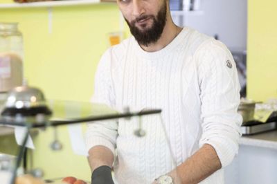Ahmed Hamed åbnede Lina’s Sandwich & Salatbar med sin hustru for lidt over to år siden. Han drømmer om en dag at åbne en sandwichbar mere. Foto: Malene Tswai