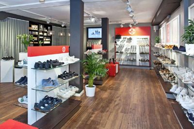 Skoene fra Rieker bliver i dag typisk forhandlet i butikker med mange mærker, men der er en enkelt konceptbutik i Aarhus. Nu vil kompagnonerne Jesper Jensen og Jan Pedersen åbner seks nye konceptbutikker i marts. Foto: PR-foto