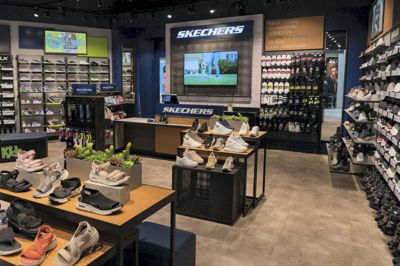 Skechers kan først gøre lokalerne klar i Herningcentret senere på året. Derfor er billedet fra en anden af kædens butikker. Foto: PR-foto