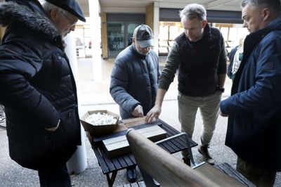 Projektleder Jan Pedersen fra Hededanmark (midt i billedet) kunne blandt andet præsentere et færdigt mønster, som de tre forskellige farver teglsten skal lægges i hele vejen gennem Strøgcentret og ud mod udgangene. Foto: Henrik Ole Jensen