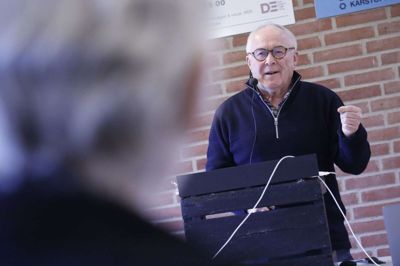 Journalist Kurt Leth gæstede mandag Stakroge Beboer- og Kulturhus, hvor han delte ud af sjove anekdoter fra sin karriere som journalist. Foto: Henrik Ole Jensen