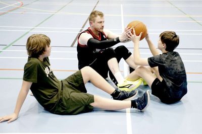 Vildbjergs børn og unge er vilde med basketball. Nu åbner endnu et hold for de 7-12-årige. Jeff Walentin, der træner de ældre børn, er overrasket over opbakningen. Foto: Henrik Ole Jensen