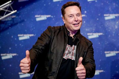 Tesla, med den verdenskendte og velpolstrede ejer Elon Musk i spidsen, har sænket priserne på sine biler i håb om at øge efterspørgslen. Foto: Britta Pedersen/Ritzau Scanpix