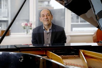 Ikast-Brande Musikskole har 25 ansatte, men ifølge 25-årsjubilaren, musikskoleleder Simon Lindegaard, har musikskolen en flad struktur. - Her er en ånd om, at vi løser tingene sammen, siger han. Foto: Henrik Ole Jensen