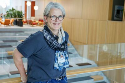 Anne Højager Nielsen får nu også en stilling som lektor i intensiv og perioperativ behandling og pleje ved Institut for Klinisk Medicin, Aarhus Universitet - i kombination med sin stilling som forskningsansvarlig sygeplejerske ved Operation og Intensiv, Regionshospitalet Gødstrup. Foto: PR-foto